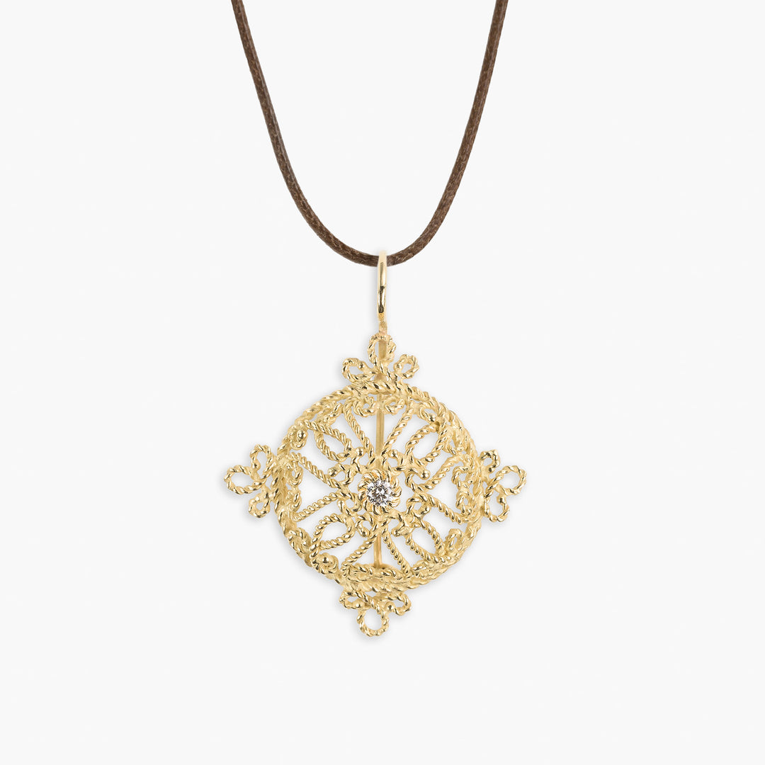 Ciondolo Rosone oro giallo 18kt e diamante di Massimo Izzo gioielli