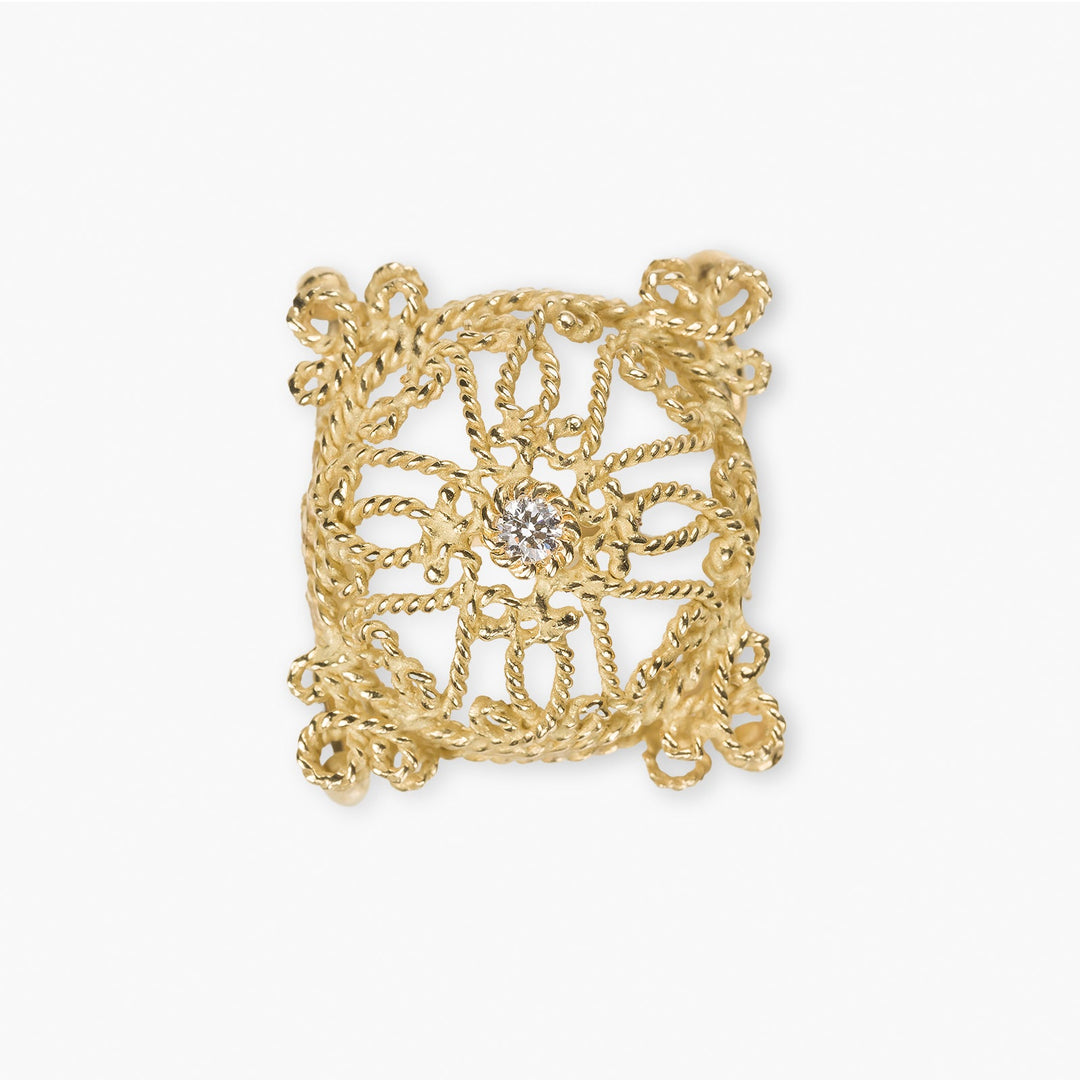 Dettaglio rosone bracciale Massimo Izzo in oro giallo 18kt e diamante